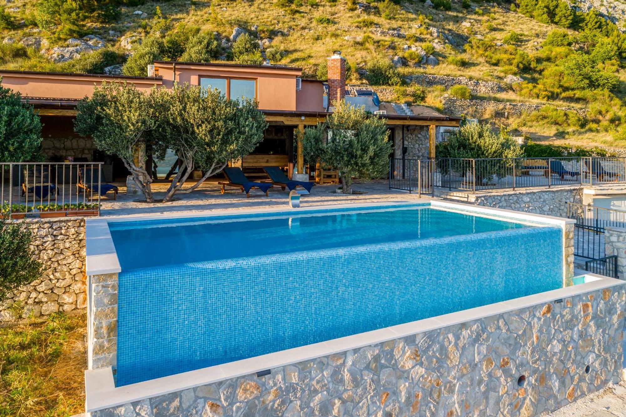 אומיס Villa Secluded Paradise מראה חיצוני תמונה