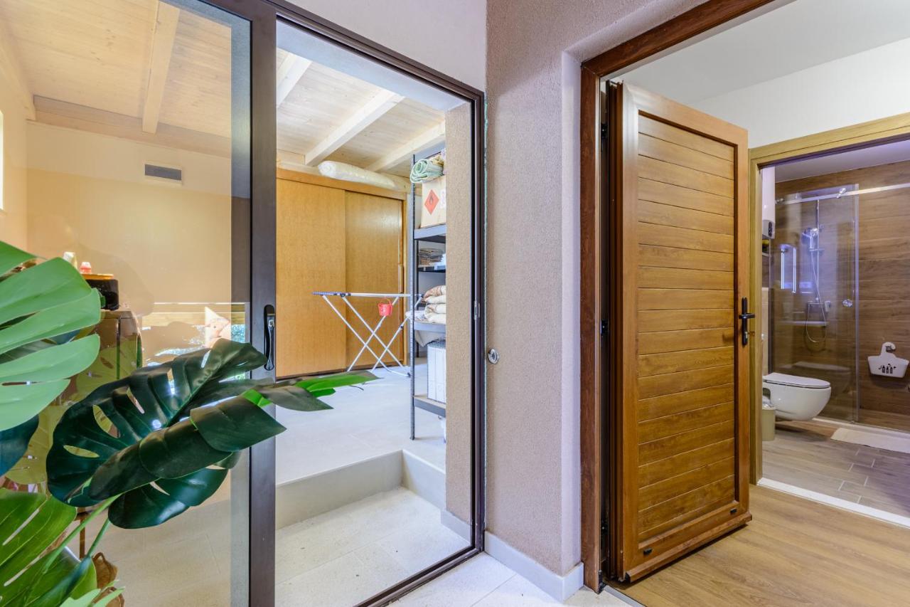 אומיס Villa Secluded Paradise מראה חיצוני תמונה