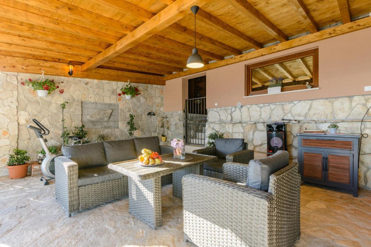 אומיס Villa Secluded Paradise מראה חיצוני תמונה